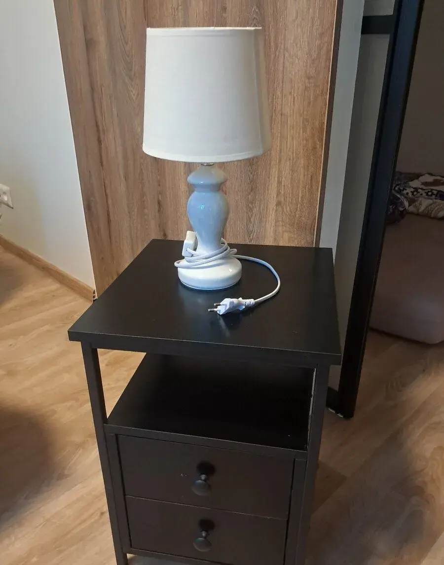 Nočný stolík s lampou grátis