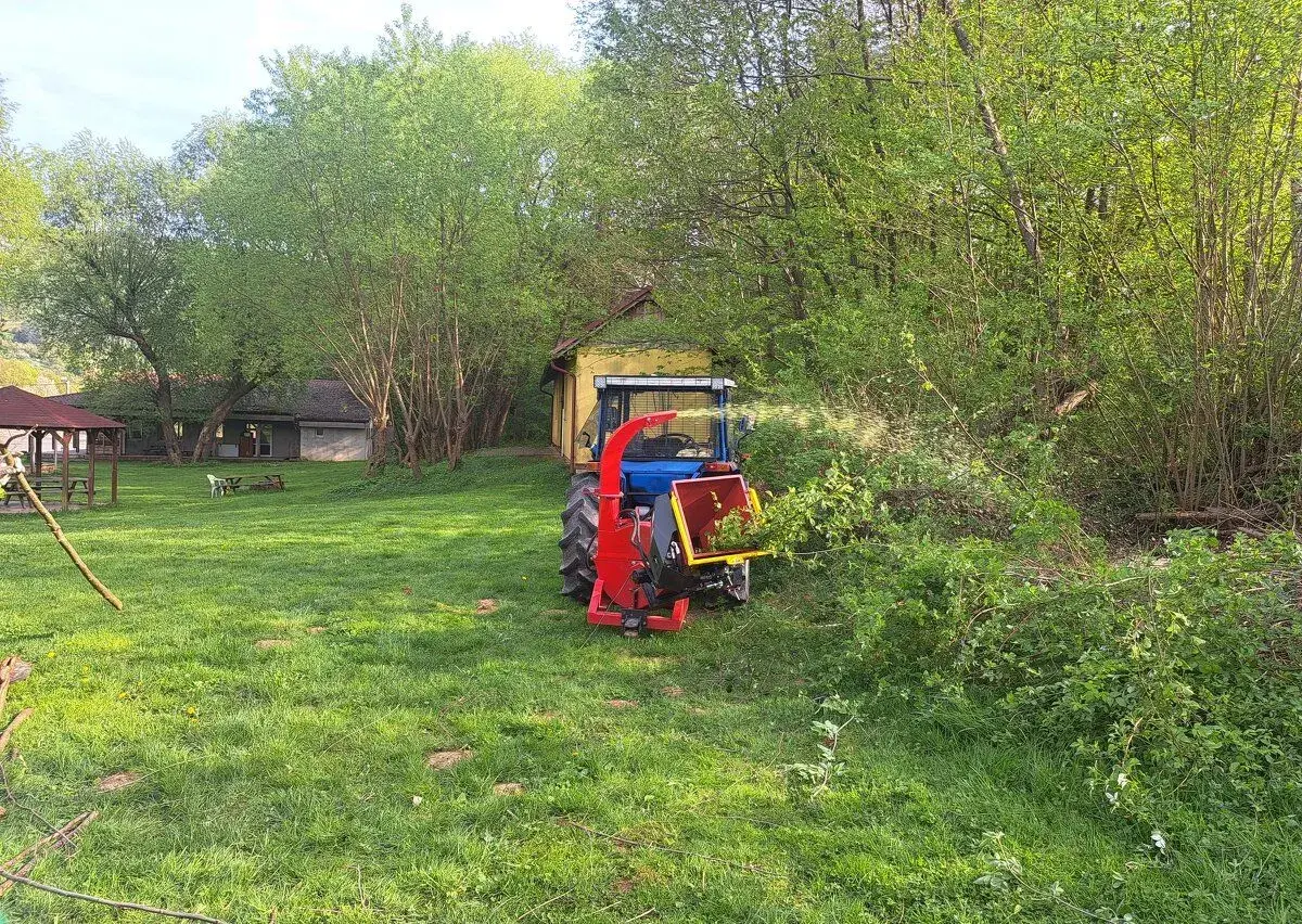 Štiepkovač WIRAX za traktor s hydraulickým podávačom