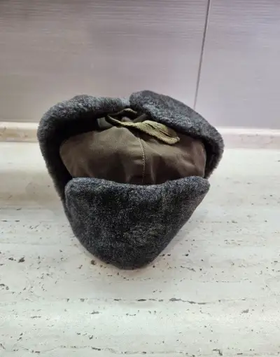 Vojenskú zimnú čiapku - baranicu.