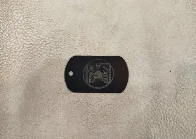 Gravírovanie dog tags s vlastným motívom