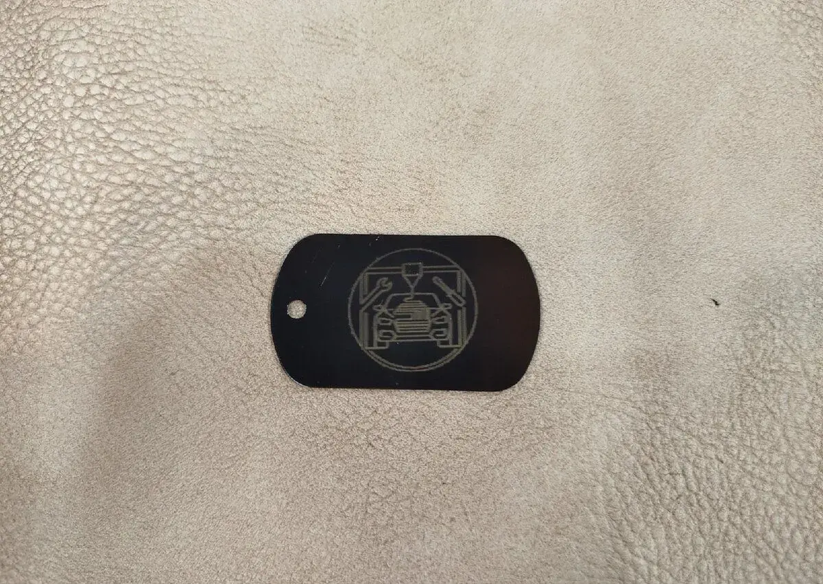 Gravírovanie dog tags s vlastným motívom