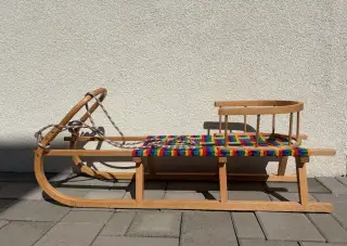 drevené sánky s operadlom