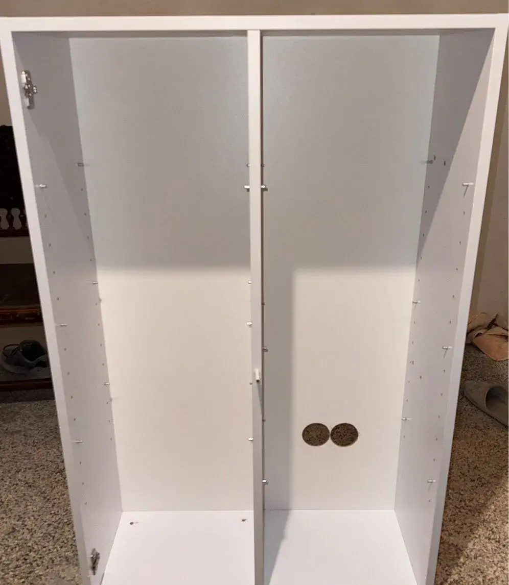 Biela skrinka s policami
