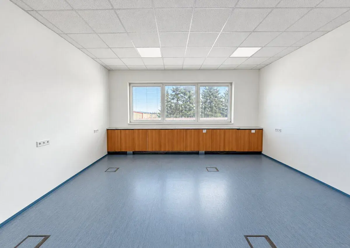 Kancelária | 26,5m2 | v súkromnom areáli, Južná Trieda