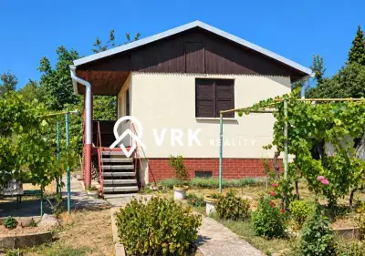 MUROVANÁ CHATKA S POZEMKOM, SADY NAD TORYSOU, ZDOBA
