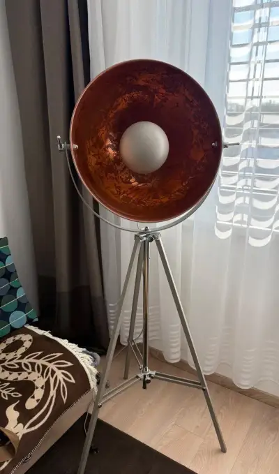 Dizajnová stojacia lampa / reflektor na trojnožke (ako nová)