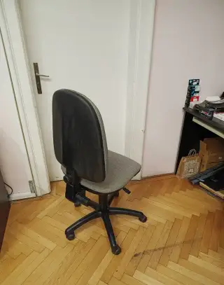 Kancelárska stolička otáčacia