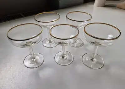 Elegantné poháre so zlatým lemovaním – 5 ks