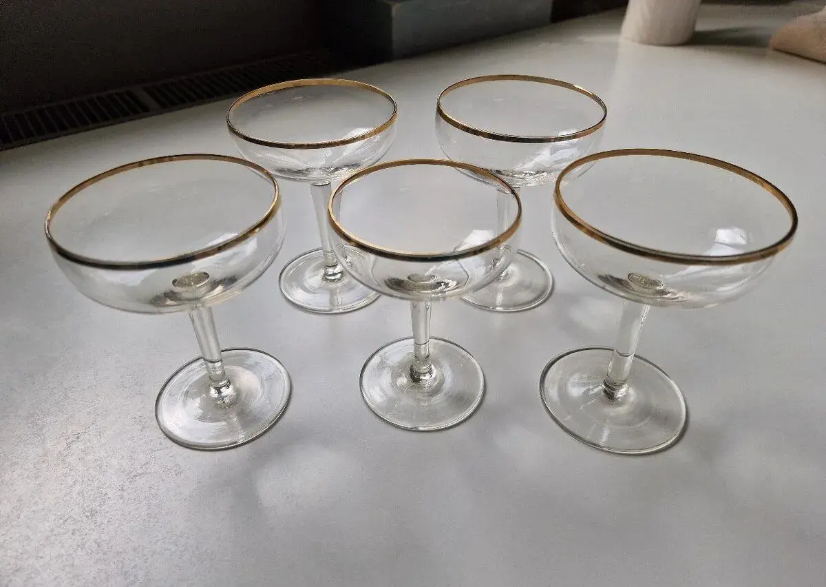 Elegantné poháre so zlatým lemovaním – 5 ks