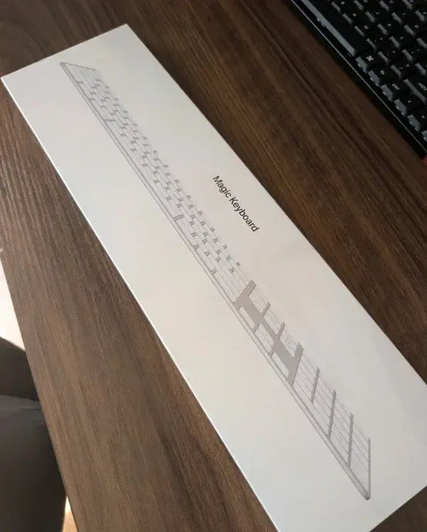 Apple Magic Keyboard s numerickými kávesami.