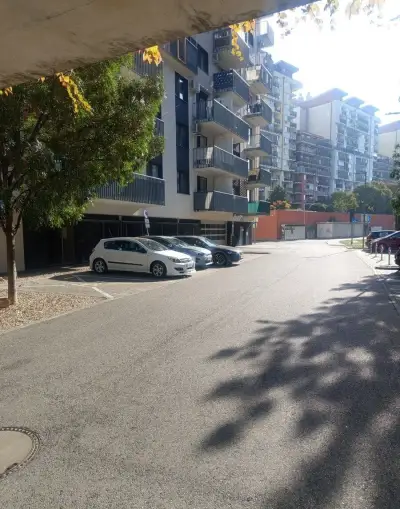 Vonkajšie parkovacie miesto jégého