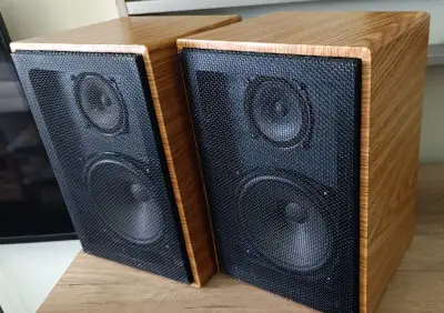 Vintage stereo TESLA reproduktorov pár.