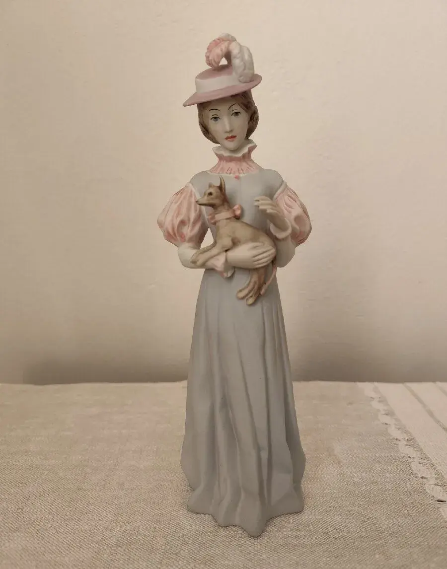 Royal dux žena so psíkom porcelánová soška
