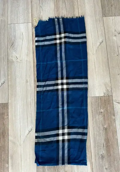 luxusný modrý šál Burberry (Check pattern)