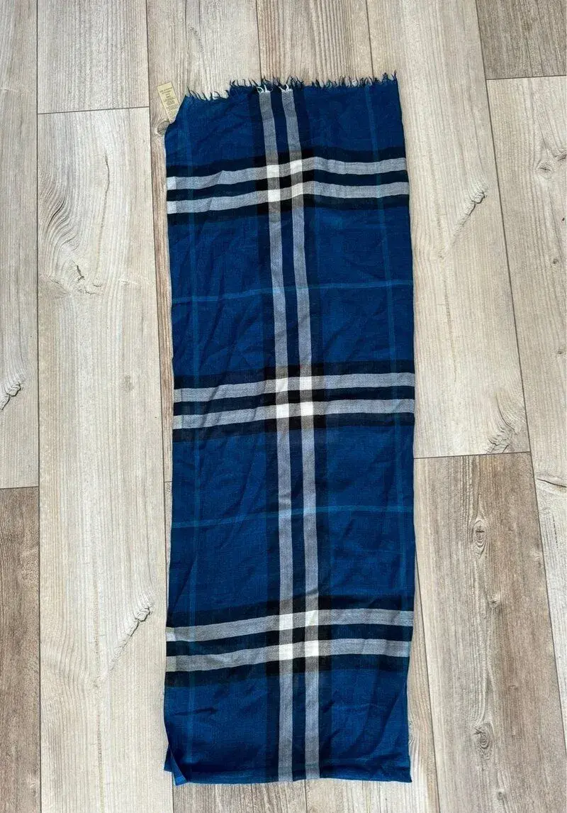 luxusný modrý šál Burberry (Check pattern)