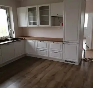Montáž dverí a pokládka plávajucej podlahy, brúsenie parkiet