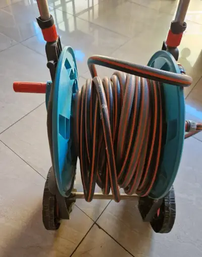 Záhradný vozík na hadicu GARDENA s hadicou