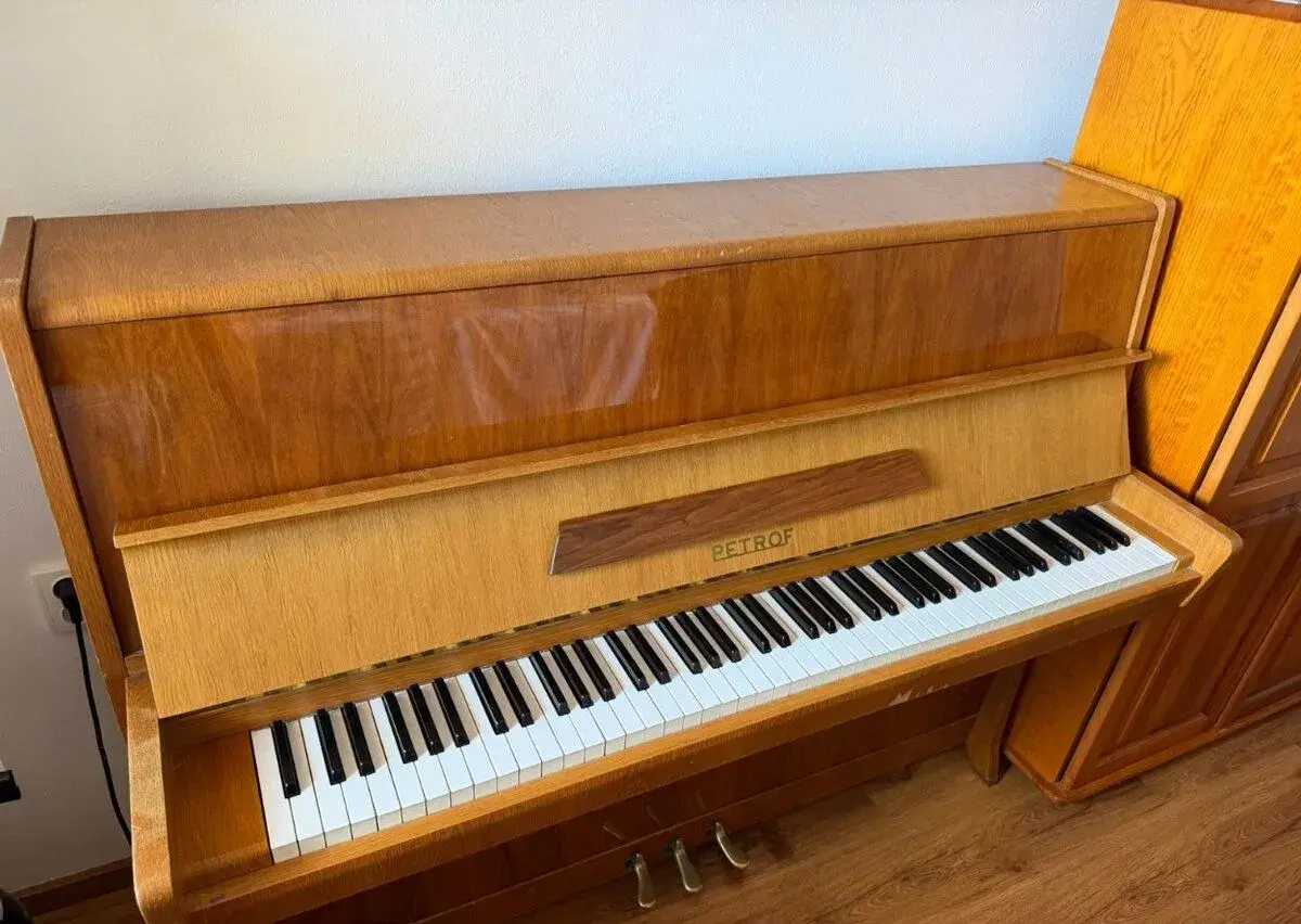 Piano PETROF – svetlé drevo