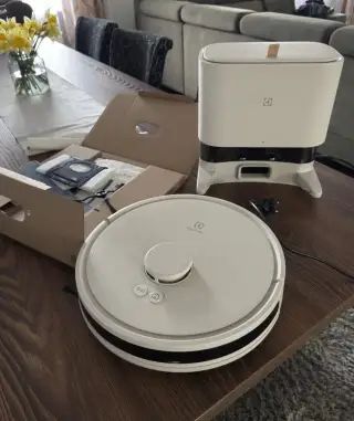 Robotický vysávač Electrolux 700 robot vacuum cleaner