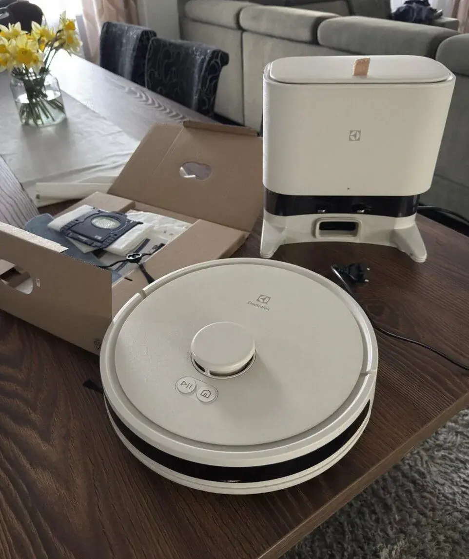Robotický vysávač Electrolux 700 robot vacuum cleaner