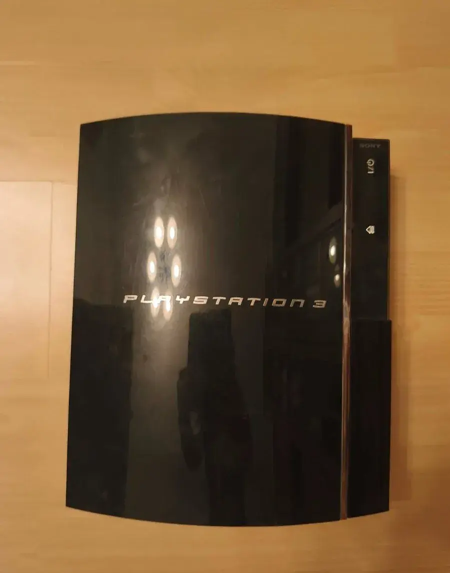 PS3 FAT CECHC04 60GB PS1/PS2/PS3 + 14 hier + 2 ovládače