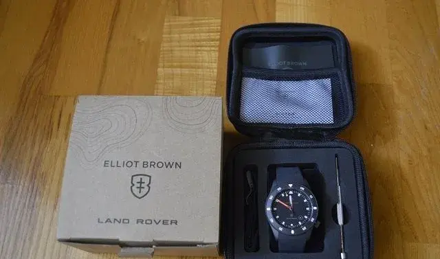 - nove hodinky LR Elliot Brown