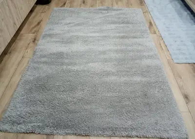 Svetlo sivý koberec 155x230 stredne dlhy vlas