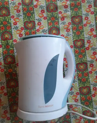 Rychlovarnu kanvicu Hausmeister HM 6412S