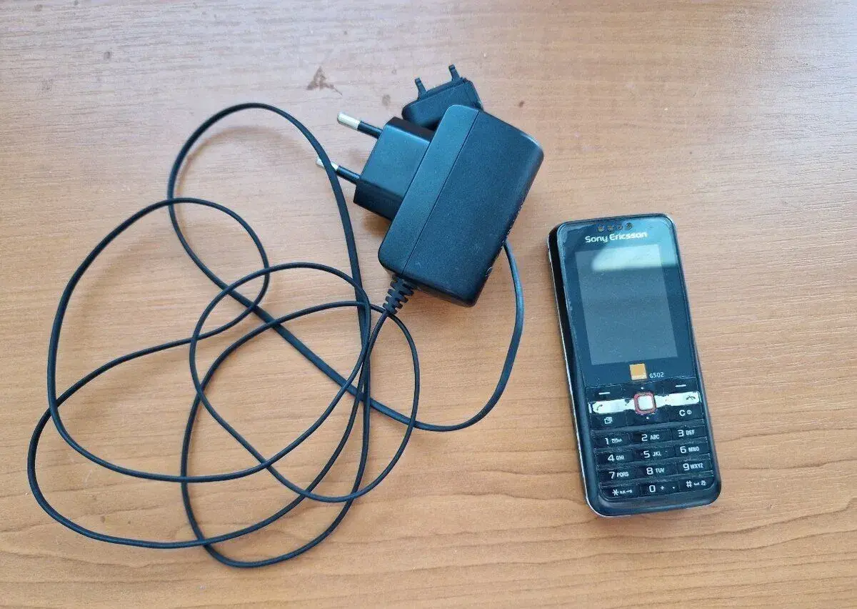 Sony Ericsson G502 – funkčný, neblokovaný, s nabíjačkou