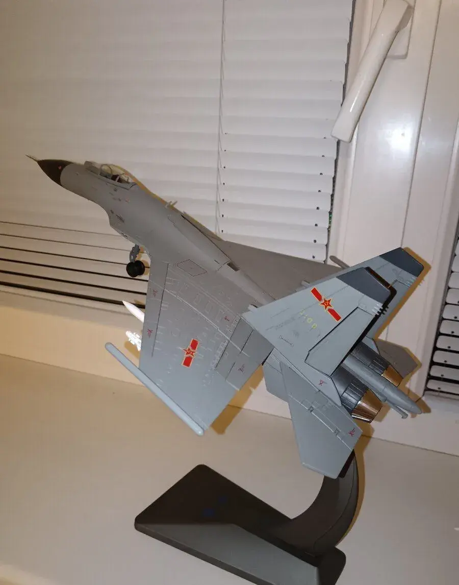 Model kovového lietadla J-15
