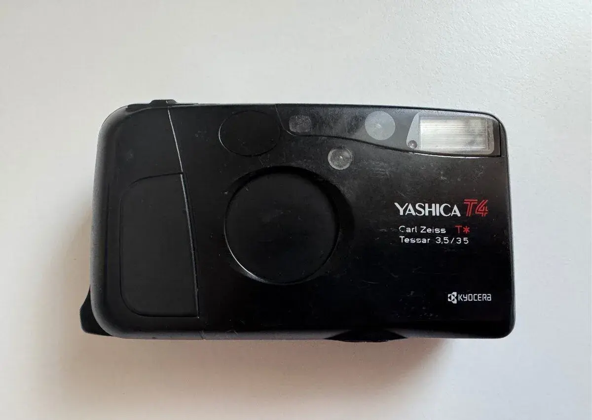 Yashica T4 analógový fotoaparát