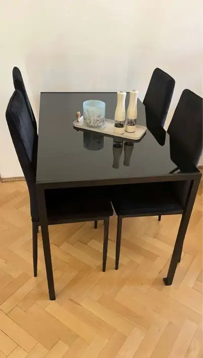 Jedálenský stôl a stoličky