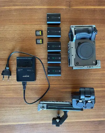 Sony FX3–kompletný set (klietka,XLR handle,5 batérií, karty)