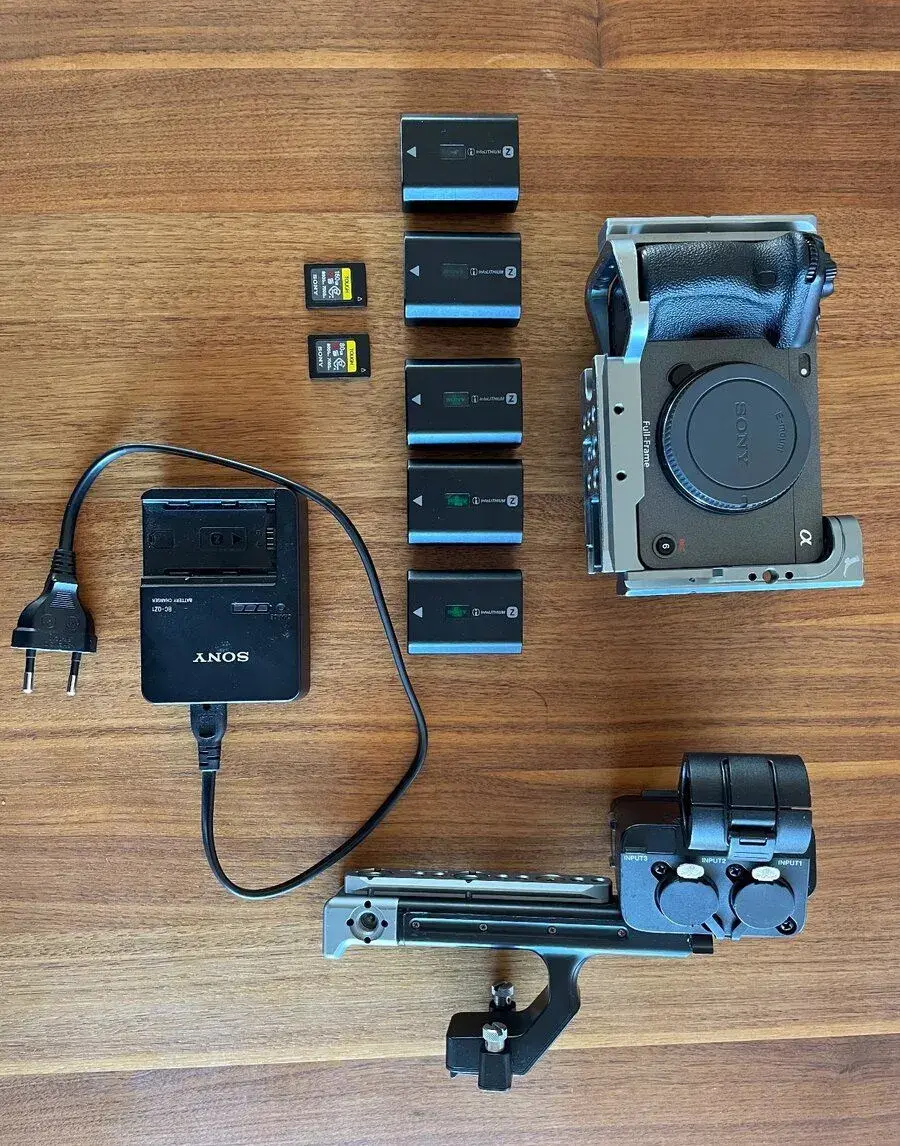 Sony FX3–kompletný set (klietka,XLR handle,5 batérií, karty)