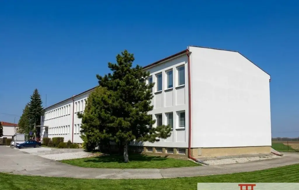 Na prenájom ubytovňa s garážami a skladovacími kobkami Šopor