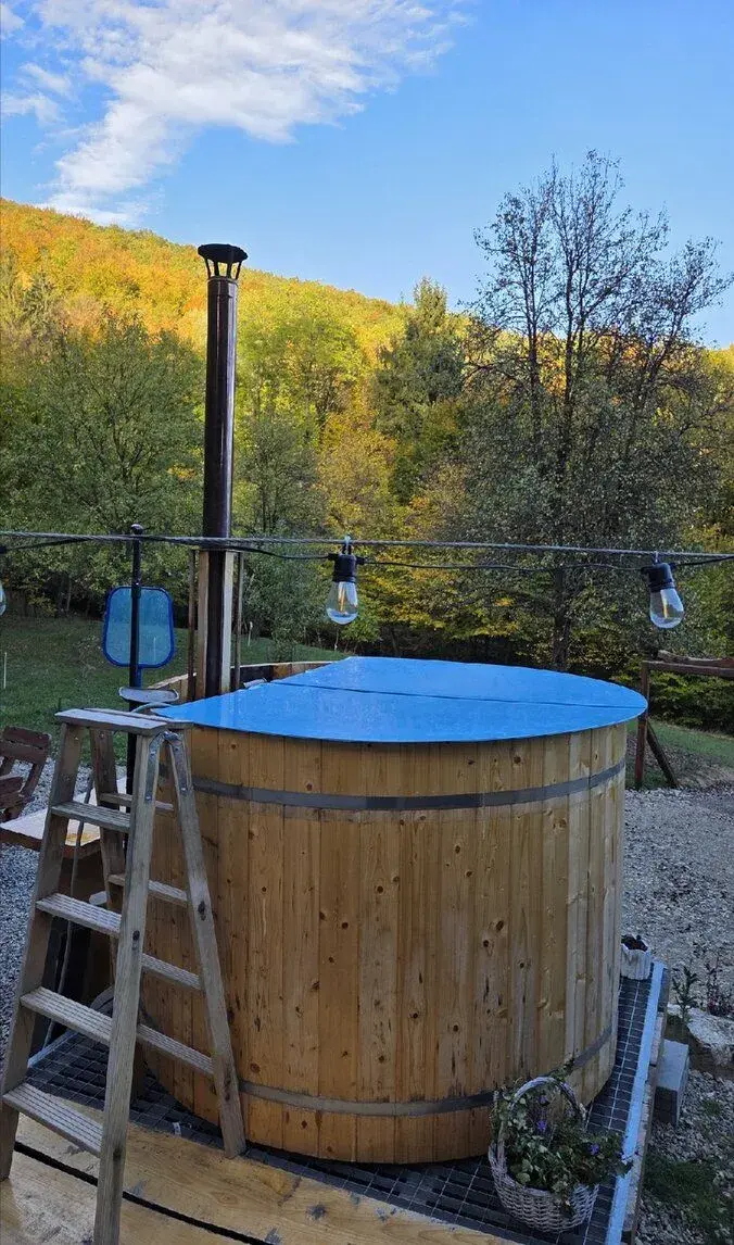 Drevená kúpacia kaďa – komplet set s pieckou a filtráciou