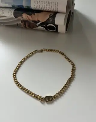 Unisex Retiazka na krk v zlatej farbe na styl Dior