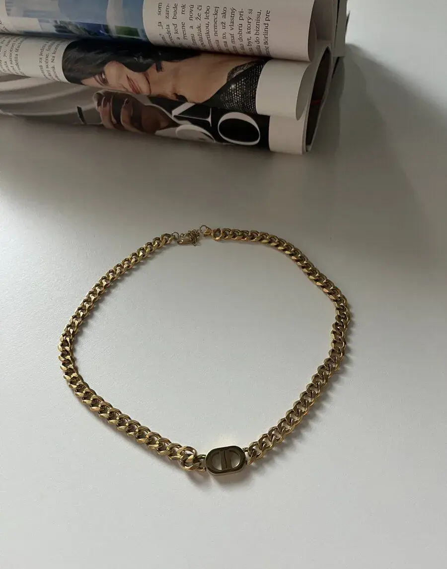 Unisex Retiazka na krk v zlatej farbe na styl Dior