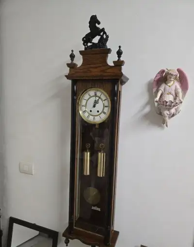 Starožitné drevené kyvadlové hodiny s soškou koňa –