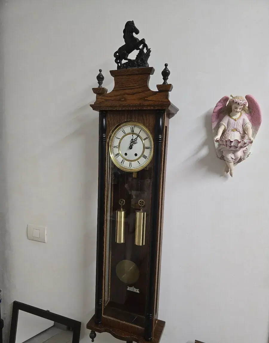 Starožitné drevené kyvadlové hodiny s soškou koňa –