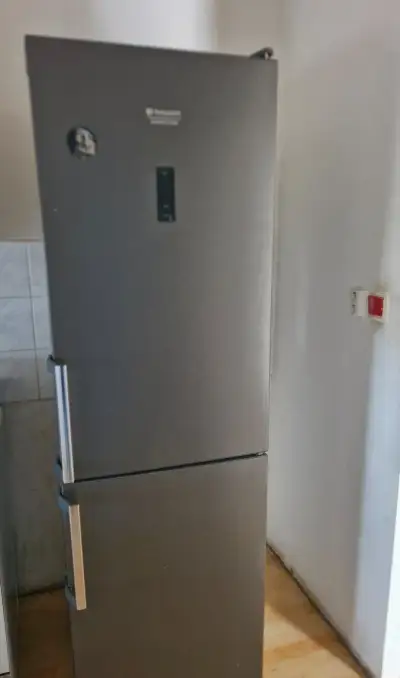 Chladničku Hotpoit ariston
