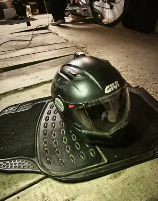 Prilba GIVI