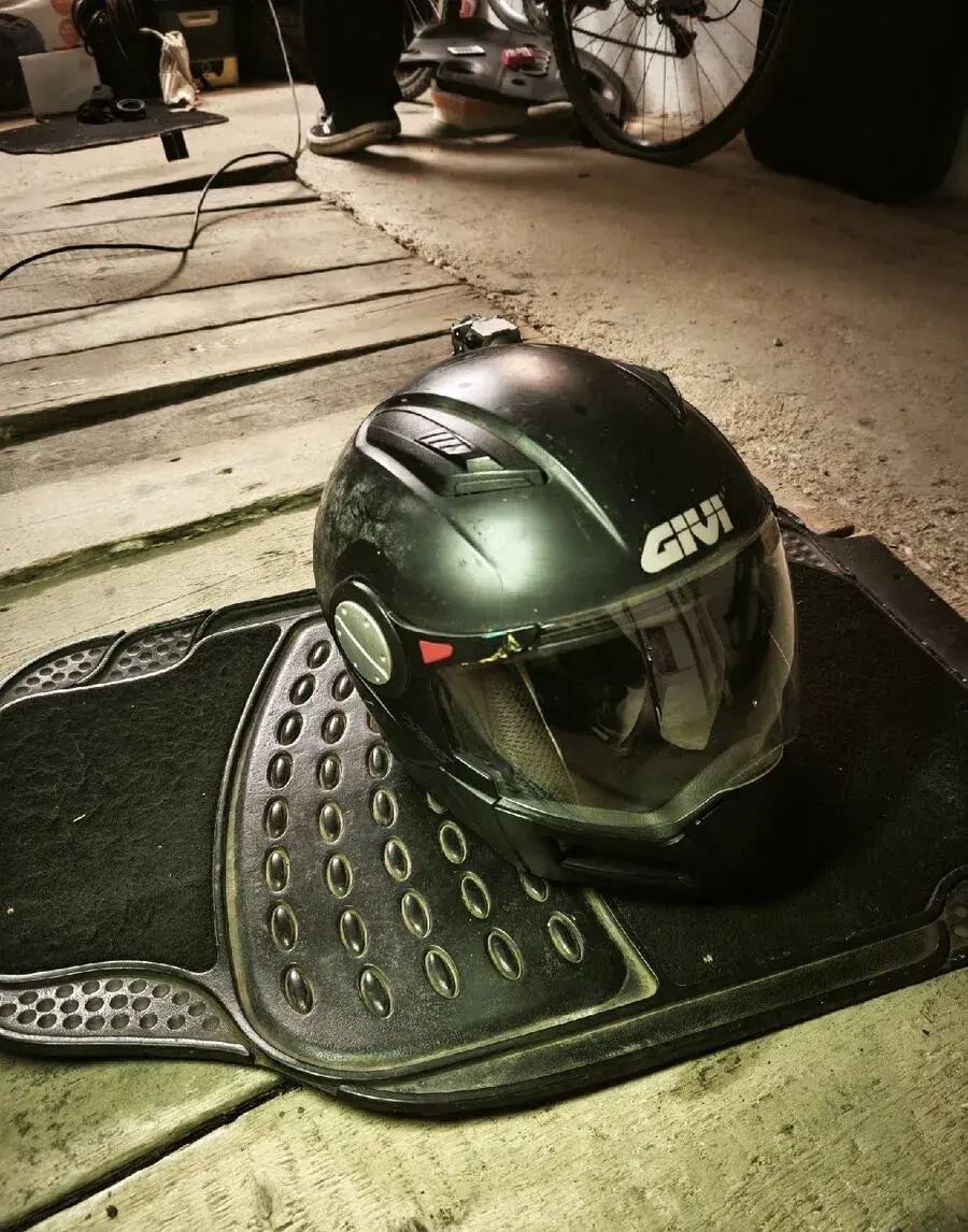 Prilba GIVI