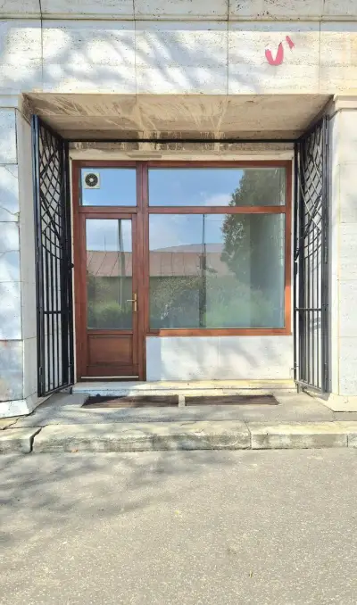 Na prenájom obchodný priestor s výkladom.