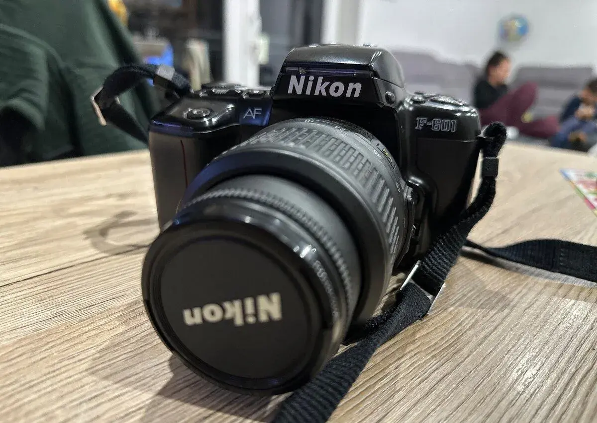 Nikon f-601 + objektiv DX 18-55mm VR