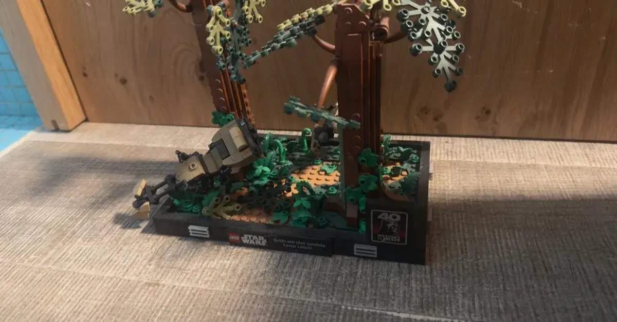 LEGO Star Wars 75330 Endor Speeder Chase Diorama