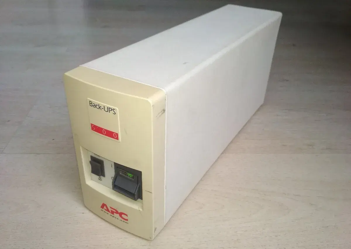 Záložný zdroj APC Back-UPS 500