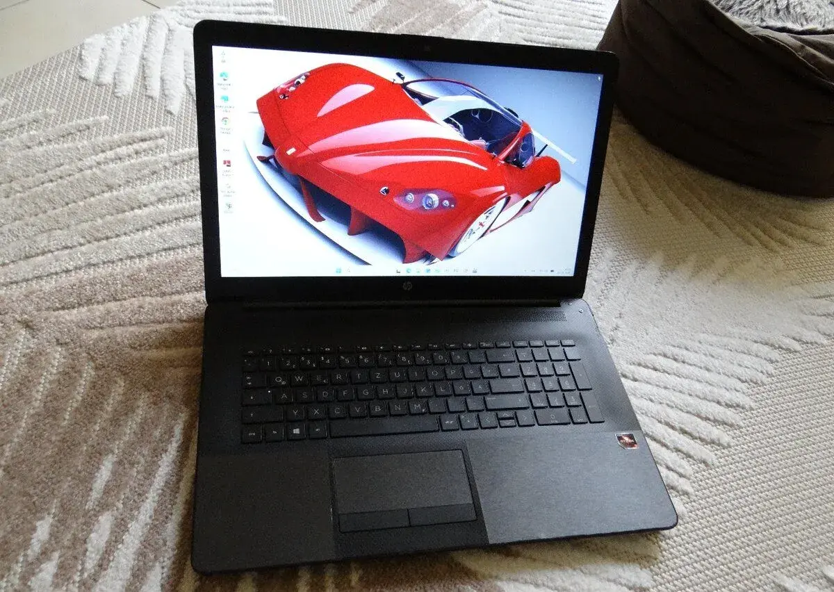 17" HP 17/ AMD Ryzen 3/ 8GB RAM/ 256GB SSD/ AMD vega 3 Graf