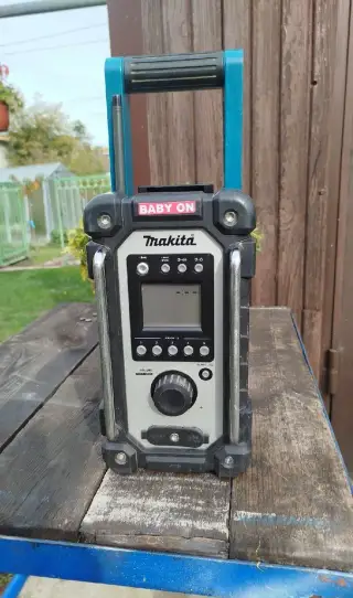 Makita DMR 116
