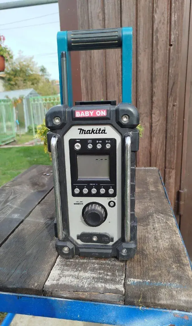 Makita DMR 116